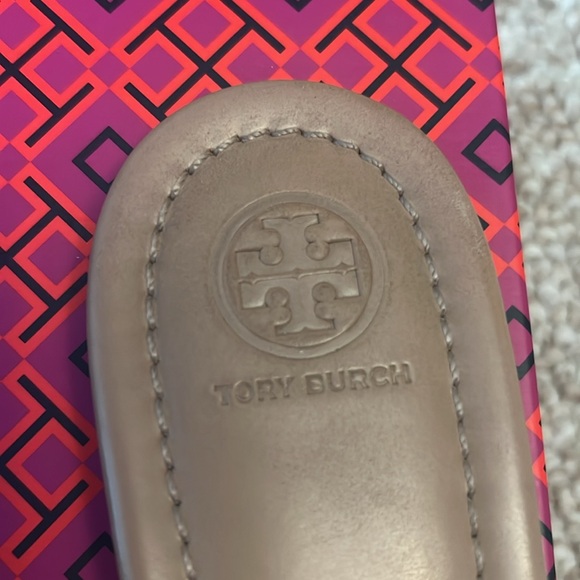 Tory Burch Miller Leather Sandals-Light Makeup- Size 9
W/Box And Dust Cover - Picture 7 of 9
